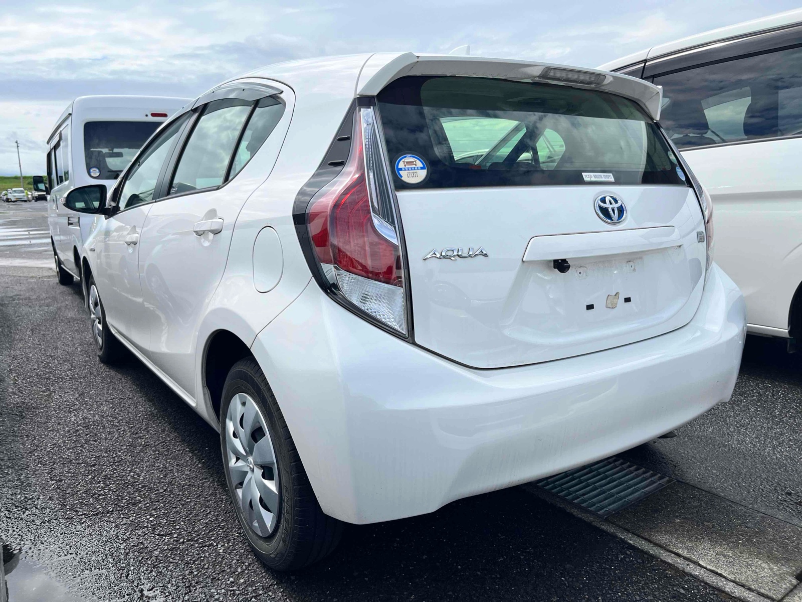 Toyota Aqua, white